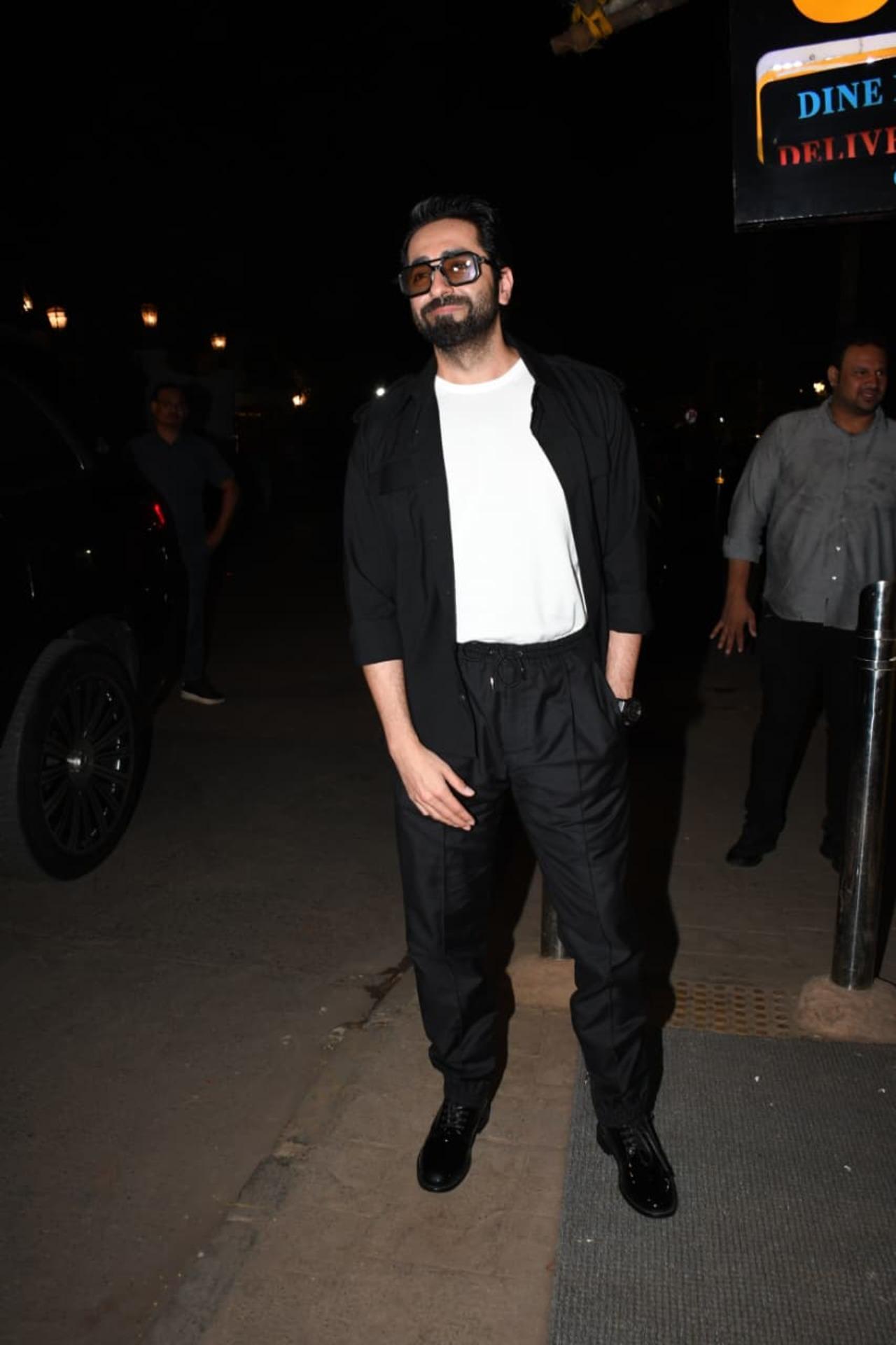 Ayushmann Khurrana was also seen accompanying Sara with others, including Tigmanshu Dhulia, Mudassar Aziz, as they stepped out for dinner last night. Ayushmann Khurrana was also seen accompanying Sara with others, including Tigmanshu Dhulia, Mudassar Aziz, as they stepped out for dinner last night.